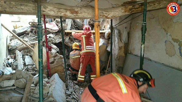 Consorcio de Bomberos y Brigada de Emergencia de la Generalitat rescatan a un hombre en Tuéjar por hundimiento de su vivienda
