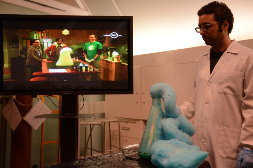 Divulgadors científics del Museu de les Ciències recreen experiments en directe de la popular sèrie 'Big Bang Theory'
