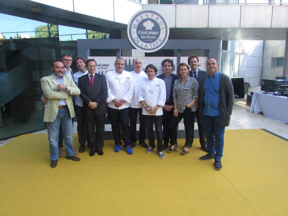 Francesc Colomer recibe en el CdT de Valencia a los chefs participantes del concurso 'Maestros de la Tapa'