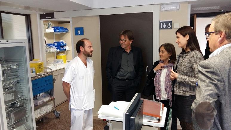 La consellera Carmen Montón visita las instalaciones del hospital de Requena y se reúne con su equipo directivo