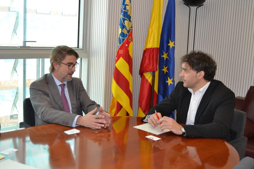 El secretario autonómico de Turismo, Francesc Colomer, se reúne con el cónsul de Francia, Pablo Broseta