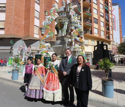 Puig visita la Gaiata 15 Sequiol, ganadora de las Fiestas de la Magdalena de 2017