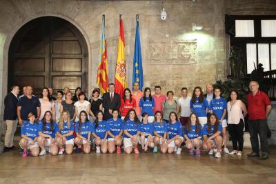 Puig recibe a las jugadoras participantes en el Trofeo President de la Generalitat de raspall