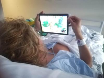 La Fe facilita la conexión de las familias con sus recién nacidos ingresados vía tableta