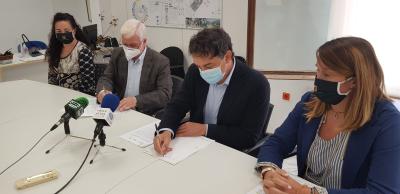 Colomer firma el convenio de colaboración entre Turisme y el Ayuntamiento de Altea para fortalecer el posicionamiento turístico del municipio