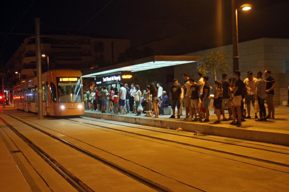 TRAM d'Alacant ofrecerá servicio especial nocturno el sábado hasta las 3 horas con motivo de la entrada de bandas y comisiones