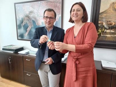 Rosa Pérez Garijo rep les claus de l'antic edifici de Sanitat Exterior del Port d'Alacant que albergarà la seu de l'Institut Valencià de la ...