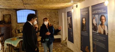 El secretario autonómico de Turisme visita la exposición de Aula Grial 'El Santo Grial en la Guerra Civil'