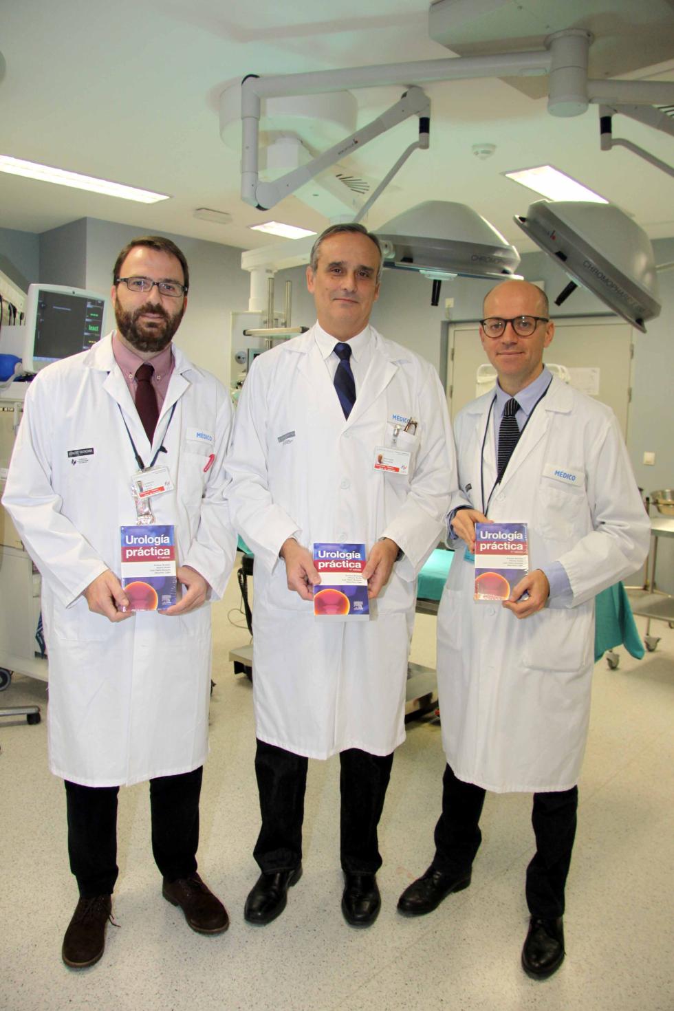 Urólogos del Hospital La Fe presentan un libro de actualización en la práctica diaria de la especialidad