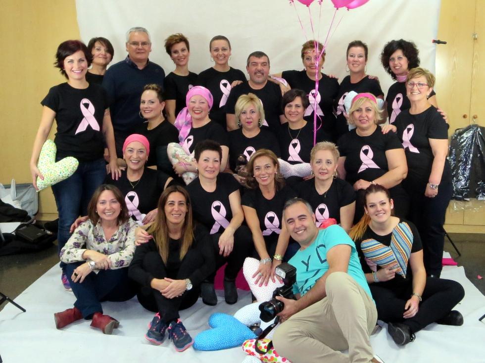 Un grup de pacients de l'Hospital d'Elda presenta un calendari solidari en càncer de mama elaborat en col·laboració amb la Unitat de Patologia Mamària