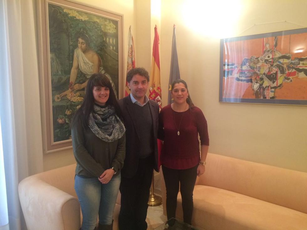 El secretario autonómico de Turismo se reúne con la alcaldesa de Vistabella del Maestrat para compartir estrategia turística