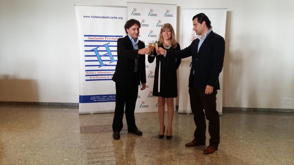 Colomer ha acompañado a los empresarios del sector hotelero de la provincia de Alicante a la celebración que realiza APHA con motivo de las ...