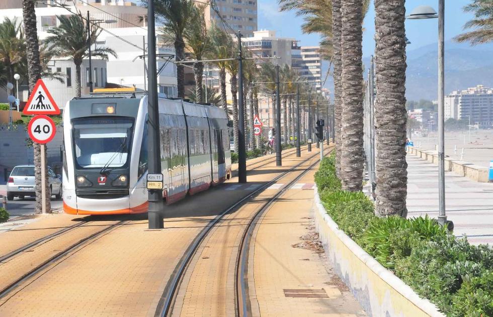 Tren-TRAM circulando junto a la playa en Alicante