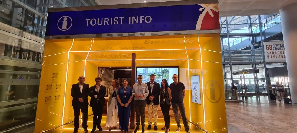 Francesc Colomer visita la Tourist Info Aeropuerto Alicante-Elche
