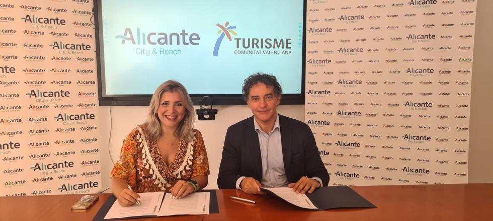 Francesc Colomer firma el convenio de colaboración con la Presidenta del Patronato Municipal de Turismo y Playas de Alicante
