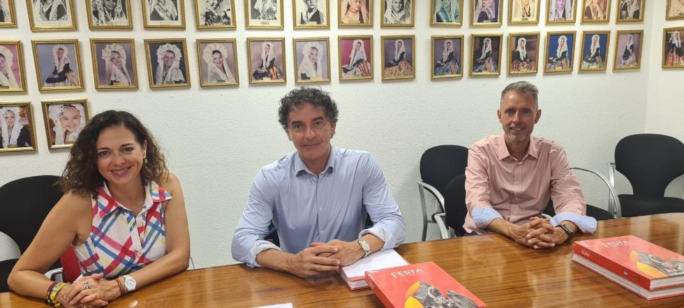 Francesc Colomer se reúne con la presidenta de la Federació de les Fogueres de Sant Joan