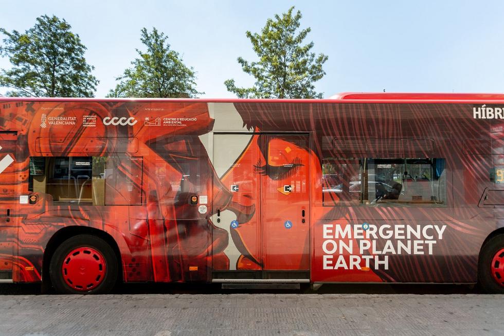 El Centre del Carme pone en circulación el mensaje de la emergencia climática con una intervención artística en un bus