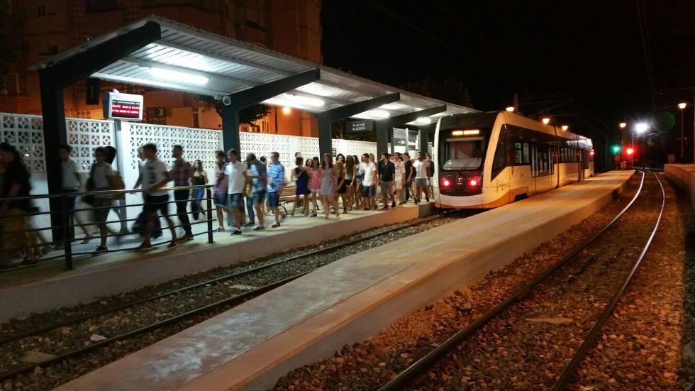 Viajeros y viajeras en la estación de Benidorm del TRAM d'Alacant