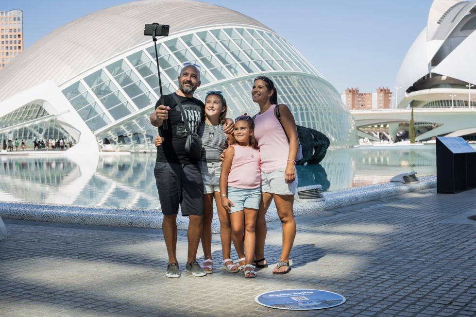 La Ciutat de les Arts i les Ciències estrena huit punts ‘selfie’ amb els millors espais per a fotografiar