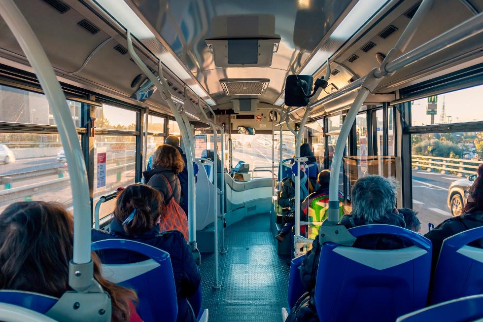 Los autobuses de la Generalitat que conectan los polígonos industriales valencianos transportan en seis meses a más viajeros que en todo 2021