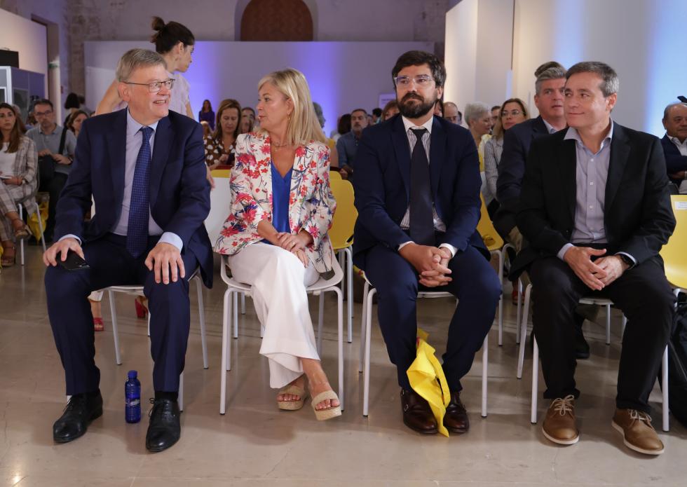 Ximo Puig anuncia la ampliación a 700 personas y a 700 euros de las becas destinadas a jóvenes menores de 30 años para preparar oposiciones de ...