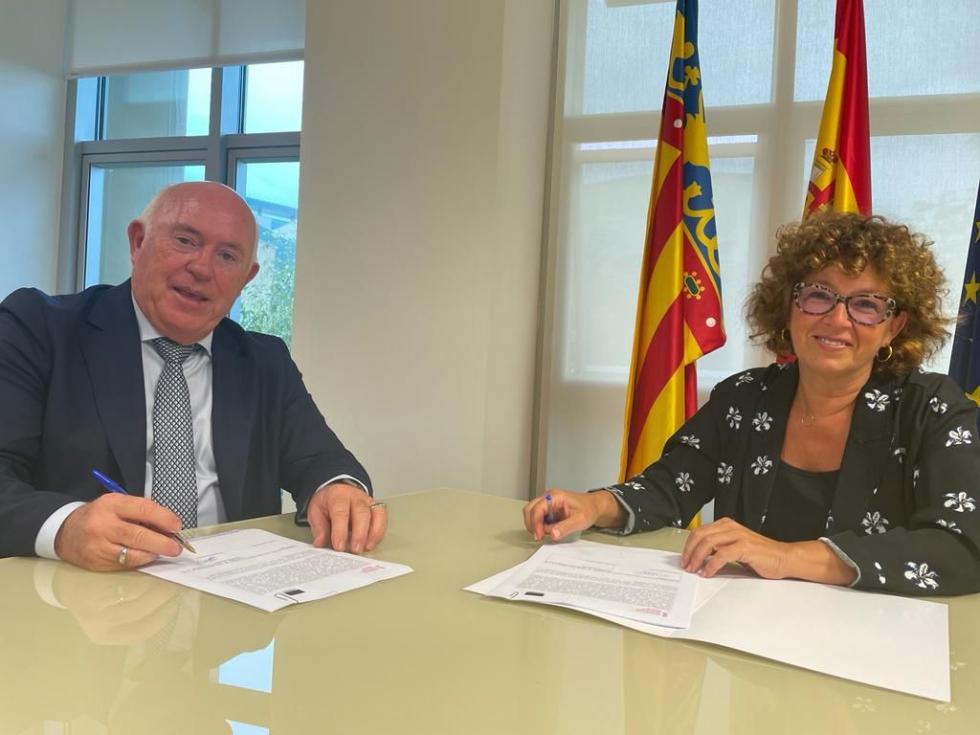 Josefina Bueno signa el conveni que regula l’activitat del Centre Internacional de l’Envelliment