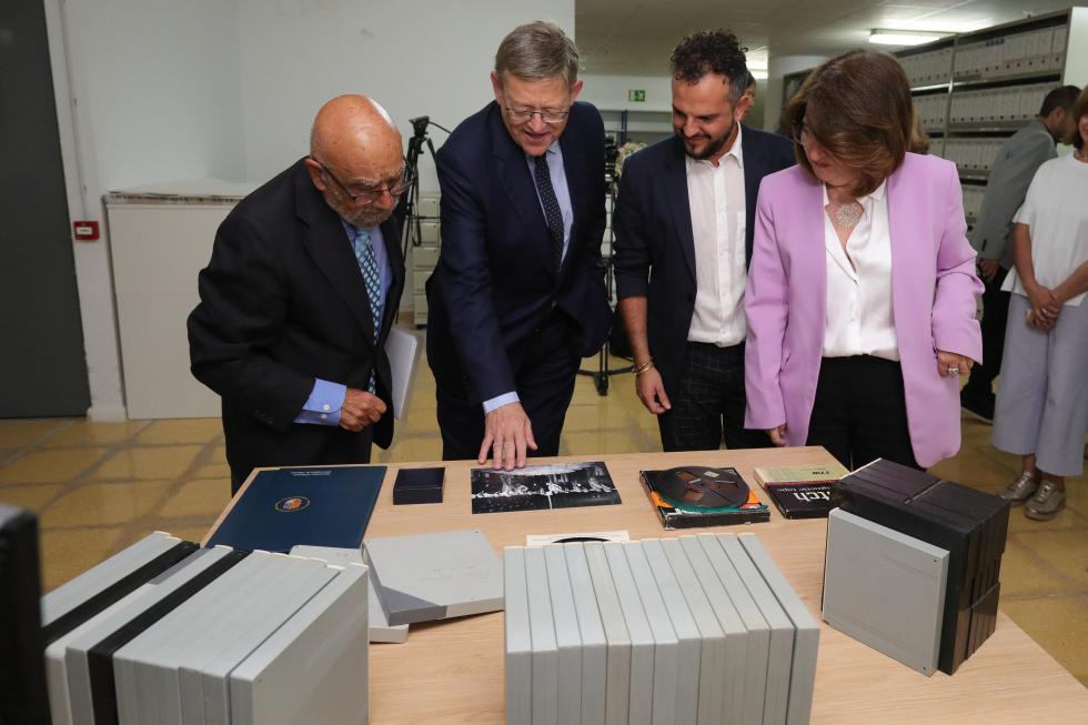 Ximo Puig recibe copia de los archivos sonoros que representan “las primeras raíces” del autogobierno de la Comunitat Valenciana
