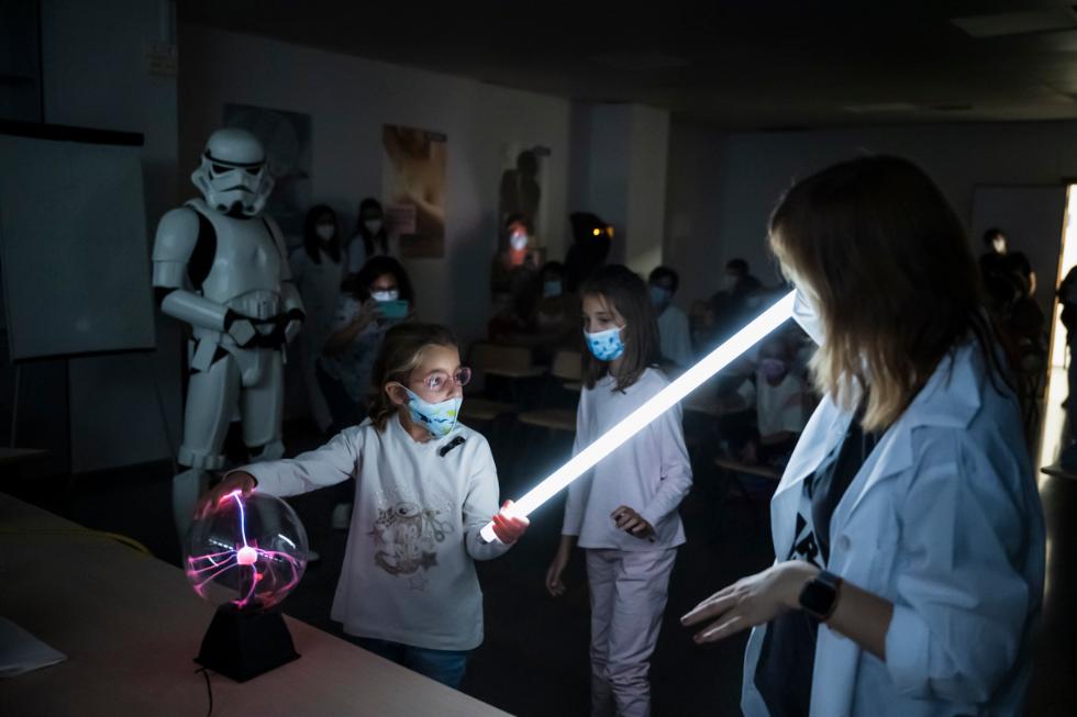 El Museu de les Ciències lleva los talleres de ciencia al Hospital Aguas Vivas de Alzira