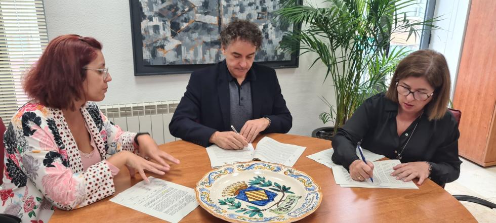 L'SA de Turisme i l'alcaldessa de Buñol durant la signatura de l'acord