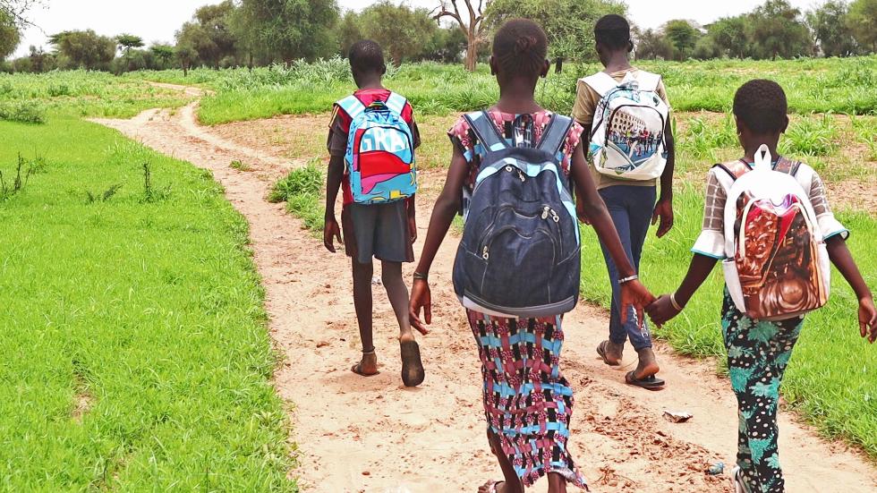 La Mostra de Turisme apuesta por el reciclaje transformando las lonas de sus estands en mochilas para niños y niñas sin recursos del Sahel africano