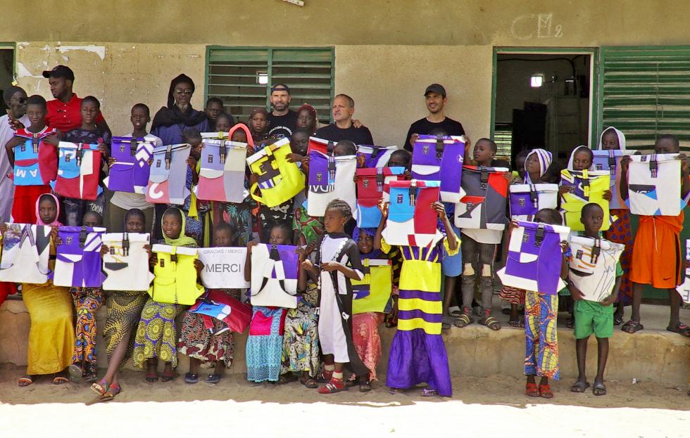 La Mostra de Turisme aposta pel reciclatge transformant les lones dels seus estands en motxilles per a xiquets i xiquetes sense recursos del Sahel ...
