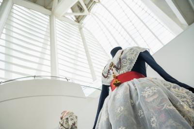 El Museu de les Ciències invita a conocer la historia de las vestimentas y aderezos valencianos ...