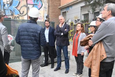 El vicepresidente segundo y conseller de Vivienda visita las obras de del edificio de ocho viviendas de la Plaza del Árbol