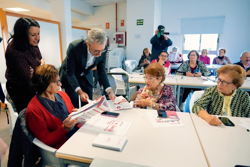 La Generalitat ofrece asesoramiento digital gratuito a las personas mayores para facilitar su acceso a las nuevas tecnologías