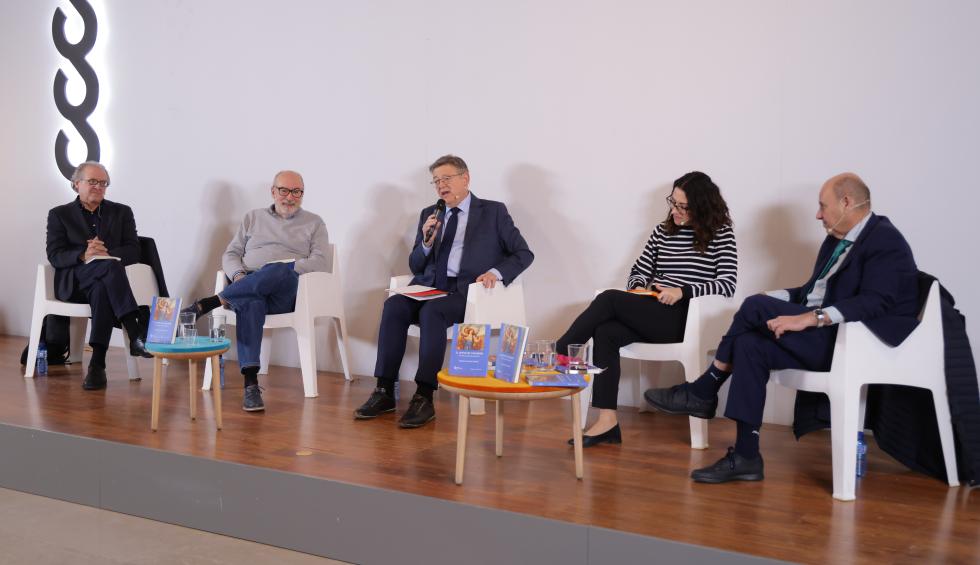 Ximo Puig ha asistido a la presentación del libro ‘El oficio de Casandra. Escritos de paciencia política’, de Manuel Alcaraz