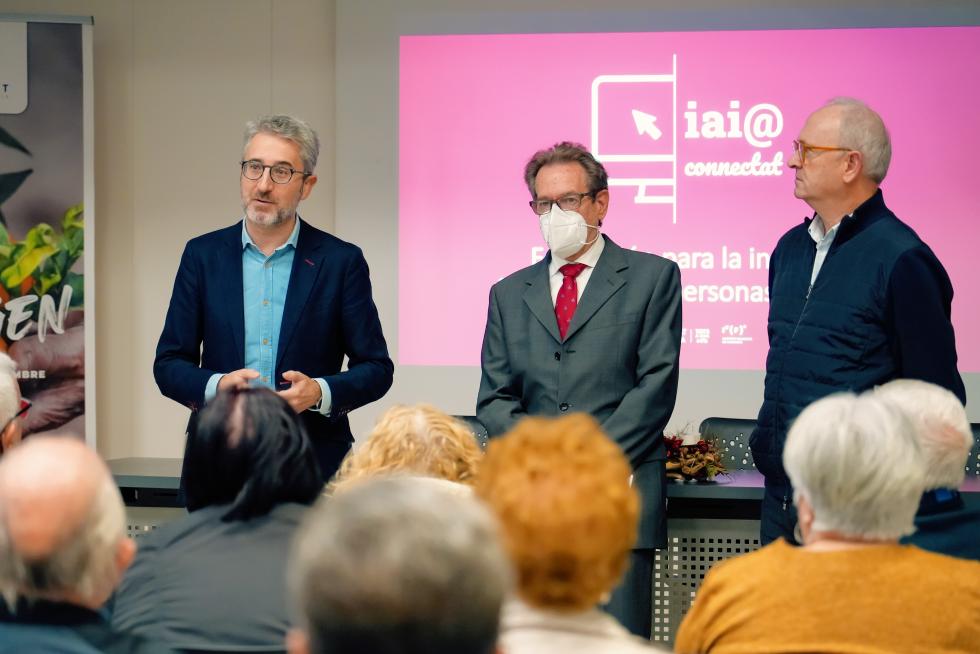 La Generalitat ofereix assessorament digital gratuït sobre sanitat i banca a majors de Carcaixent amb el taller ‘iai@ connectat’