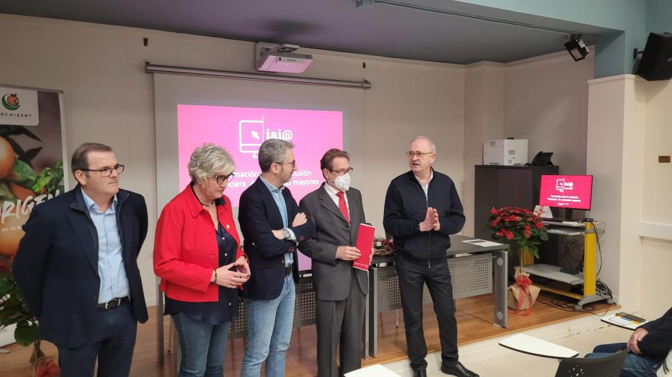 La Generalitat ofrece asesoramiento digital gratuito sobre sanidad y banca a mayores de Carcaixent con el taller ‘iai@ connectat’