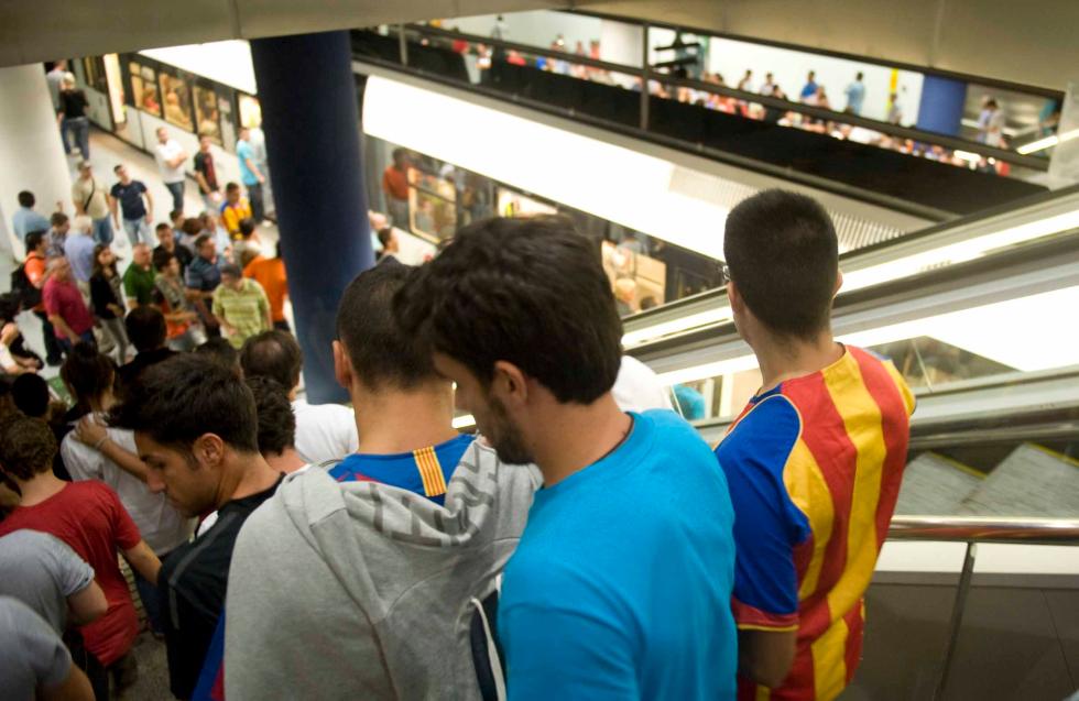 Persones usuàries accedint a l’andana de l’estació d’Aragó de Metrovalencia