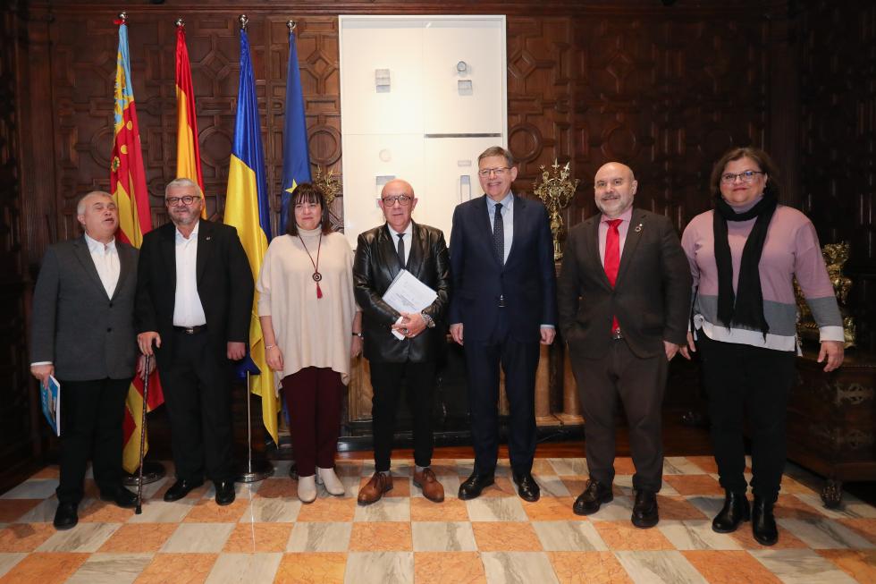 Ximo Puig recibe la ‘Declaración de Alicante’ sobre políticas públicas de inclusión, de manos del presidente del Cermi, Luis Cayo Pérez