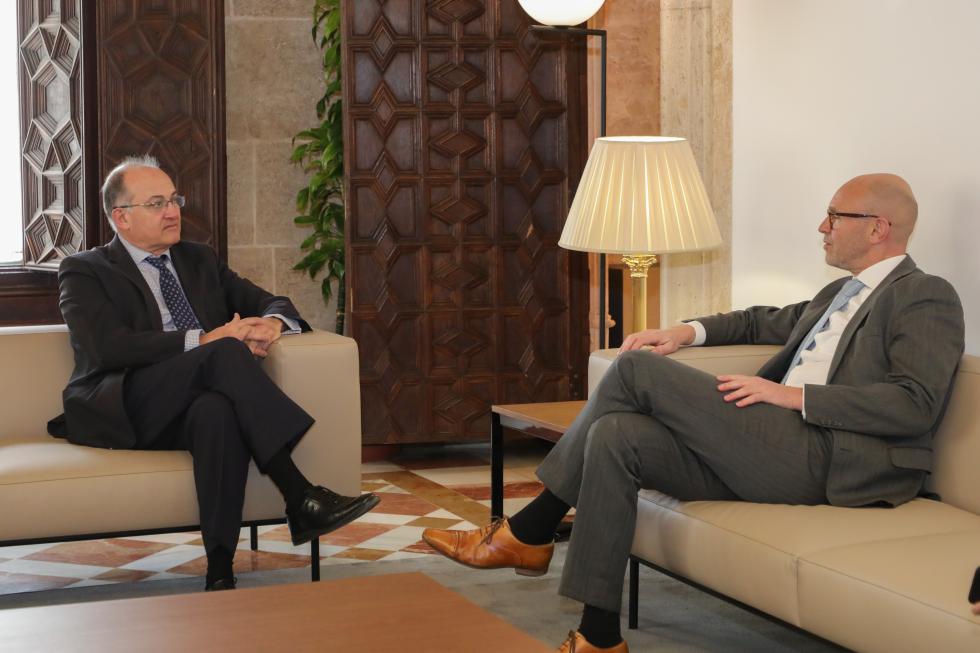 El secretari autonòmic per a la Unió Europea i Relacions Externes, Joan Calabuig, es reuneix amb el nou ambaixador dels Països Baixos a Espanya