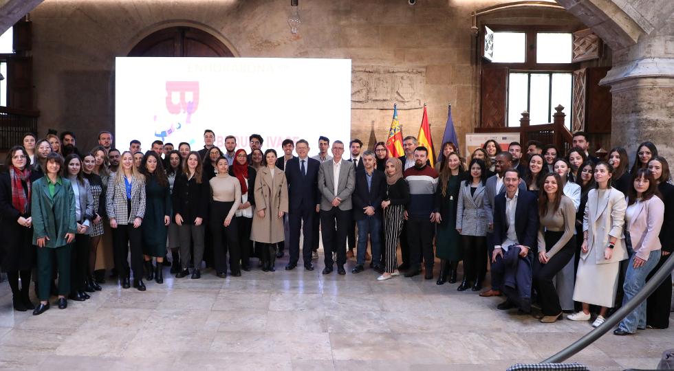 Ximo Puig destaca que las becas a jóvenes en comercio exterior y en digitalización suponen una oportunidad para impulsar a las empresas valencianas