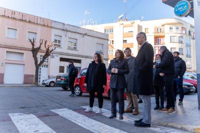 El vicepresident segon i conseller d’Habitatge i l’alcaldessa d’Oliva es reuneixen amb els veïns per a explicar el projecte