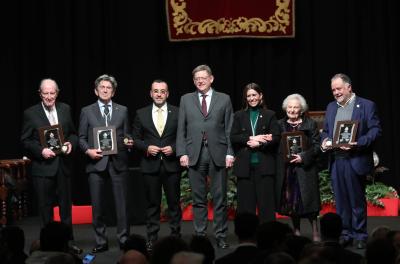 Ximo Puig entrega las medallas y distinciones de la ciudad del Ayuntamiento de Vila-real