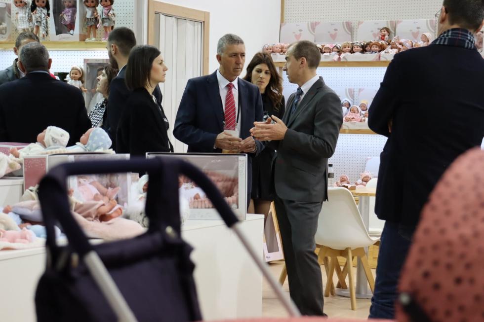 Rafa Climent ofrece su apoyo a las empresas valencianas presentes en la Feria Mundial del Juguete