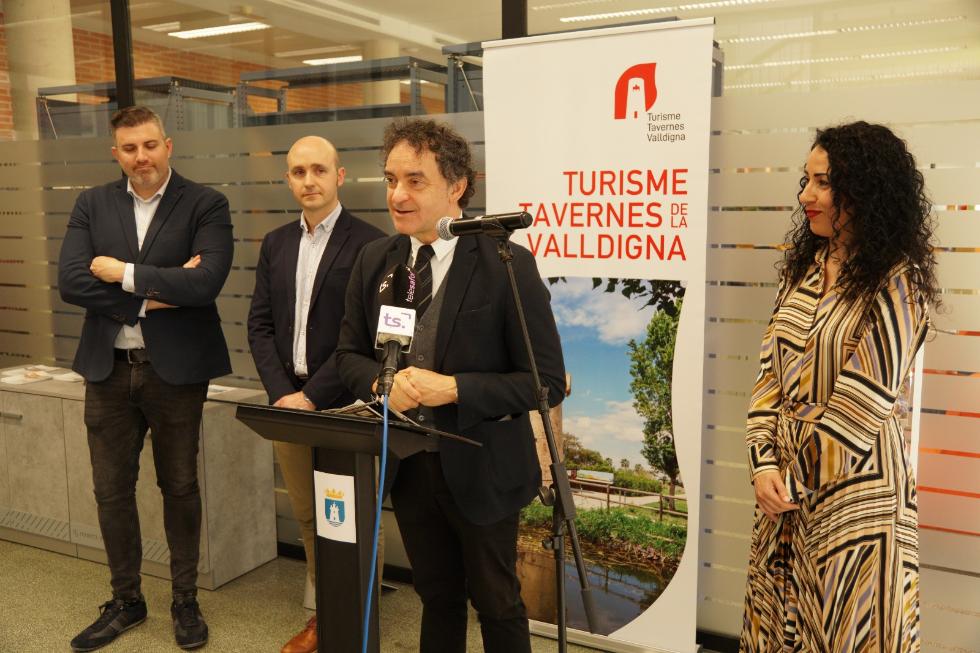 Francesc Colomer inaugura la nova oficina Tourist Info a Tavernes de la Valldigna