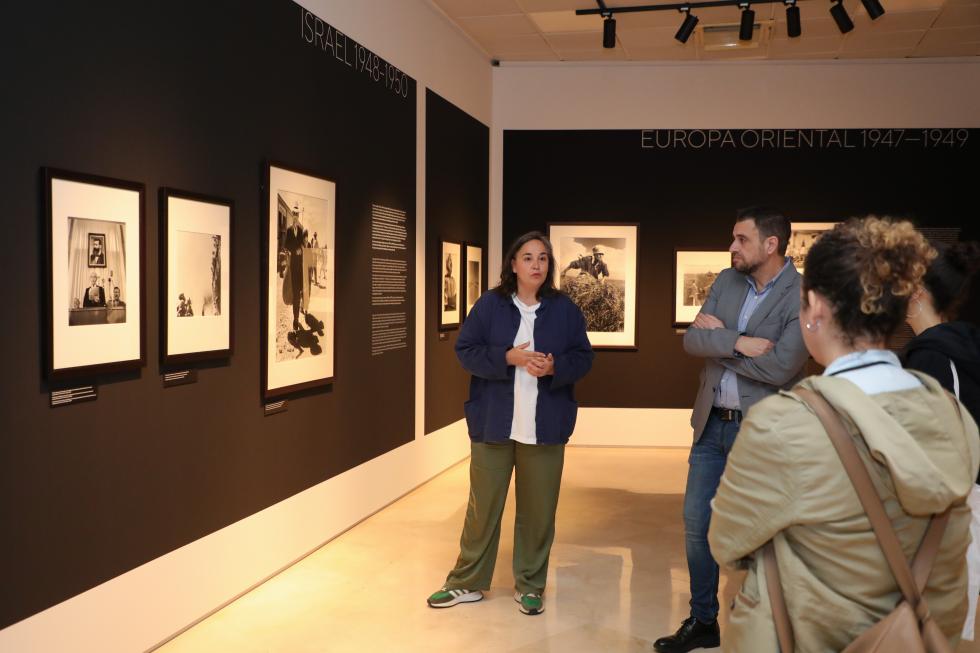 La Generalitat abre al público las exposiciones  de los fotoperiodistas Robert Capa y Walter Reuter, una selección de imágenes de gran valor ...
