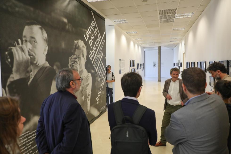 La Generalitat obri al públic les exposicions dels fotoperiodistes Robert Capa i Walter Reuter, una selecció d’imatges d’un gran valor històric i ...
