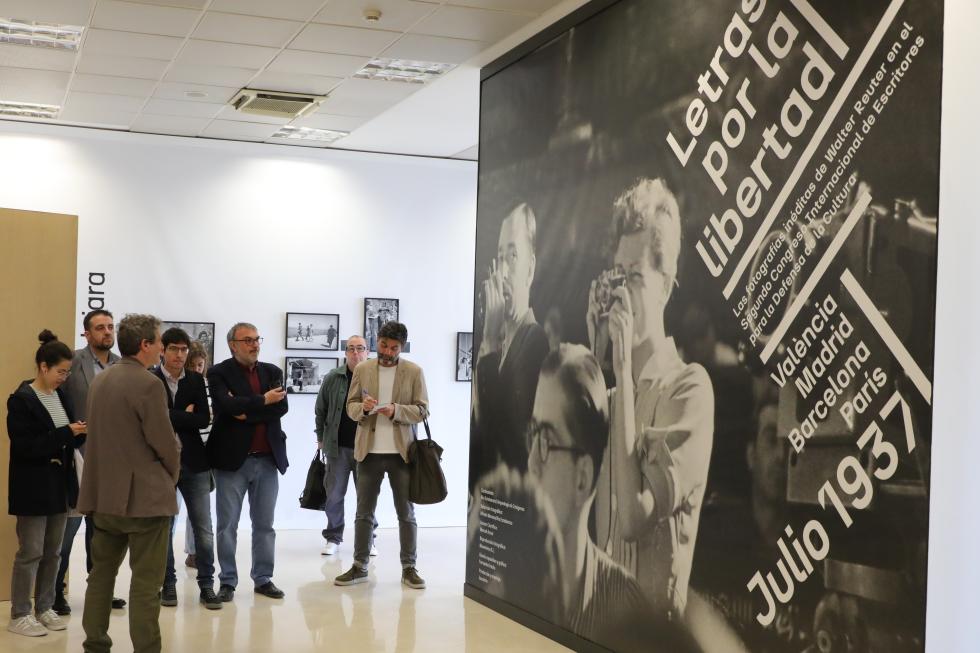 La Generalitat abre al público las exposiciones  de los fotoperiodistas Robert Capa y Walter Reuter, una selección de imágenes de gran valor ...