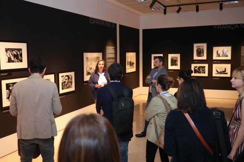 La Generalitat obri al públic les exposicions dels fotoperiodistes Robert Capa i Walter Reuter, una selecció d’imatges d’un gran valor històric i ...