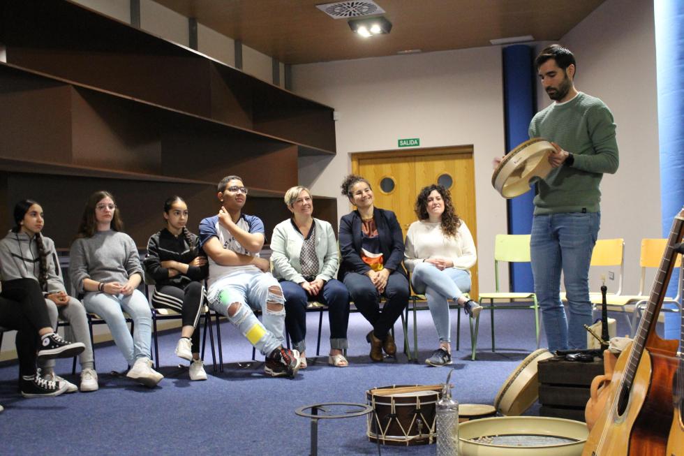 Raquel Tamarit visita a Xàtiva l’Aula Didàctica de la Música d’Arrel Tradicional Salvadora Sancho